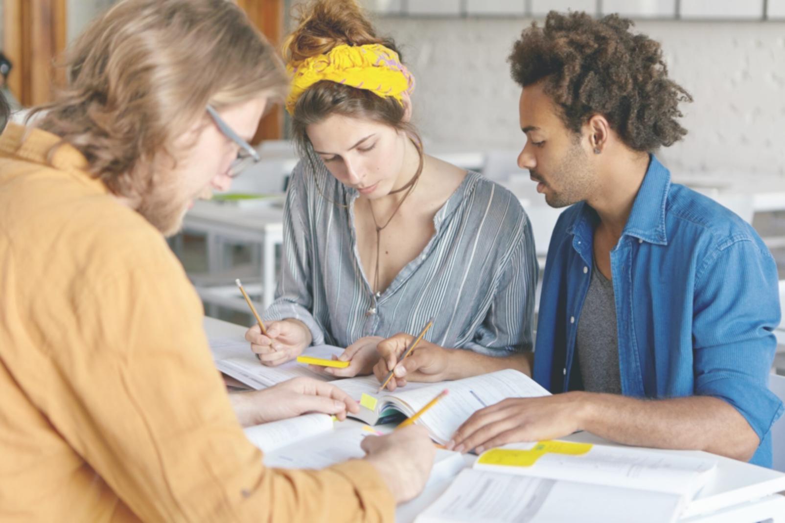 Session de formation en finance où les participants analysent des données de marché sur leurs ordinateurs