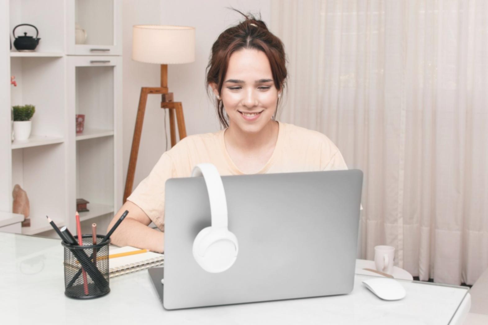 Espace de formation moderne avec équipement technologique pour l'apprentissage financier